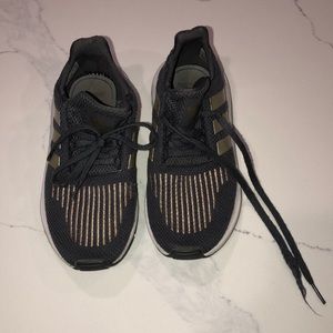 Youth adidas swift tennis shoe sz 1